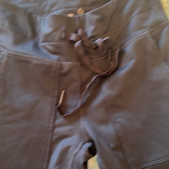 aries offline leggings with pockets and jaw string - Picture 2 of 4